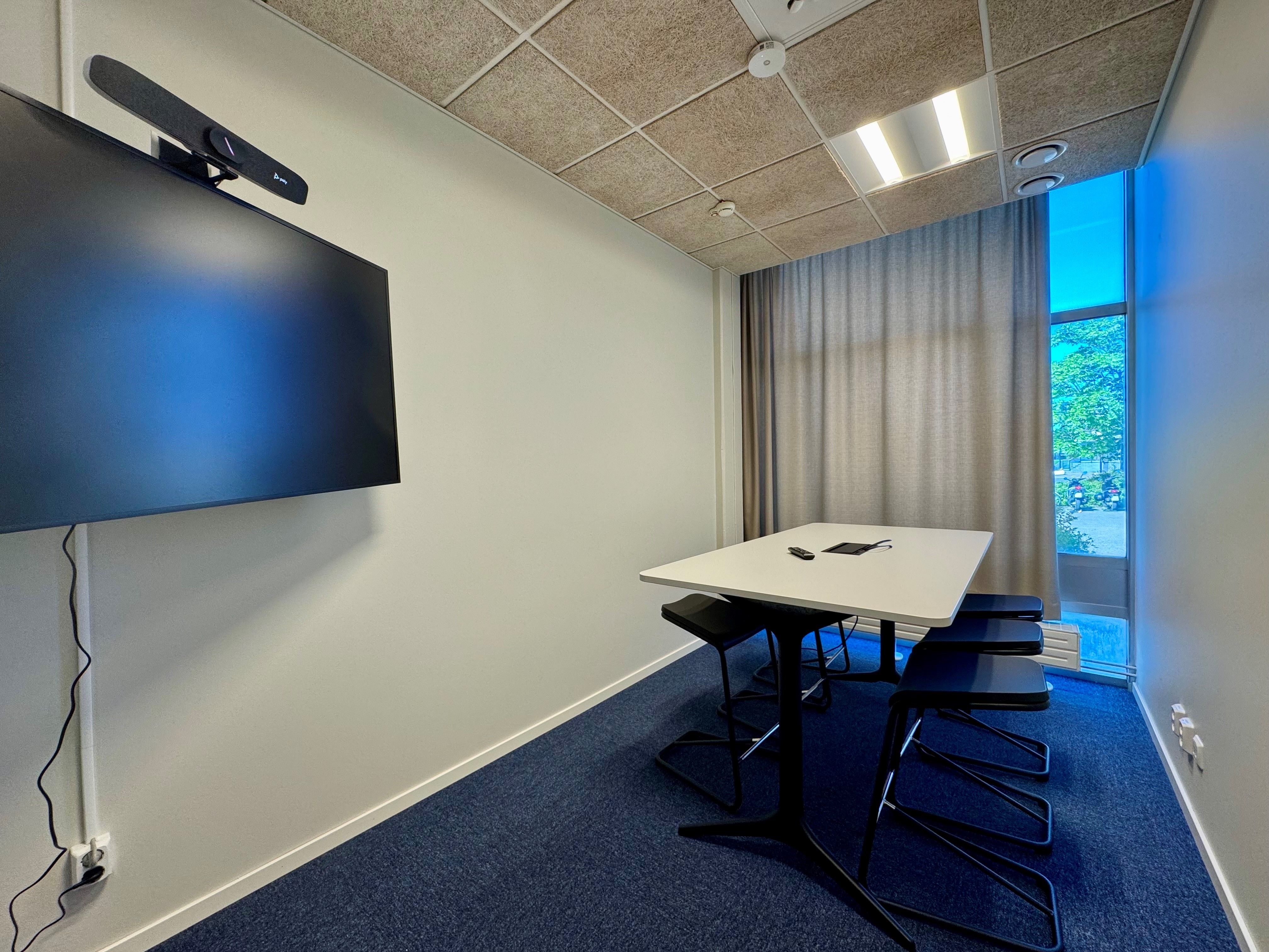 Studio med högt bord med plats för sex personer och distansteknik