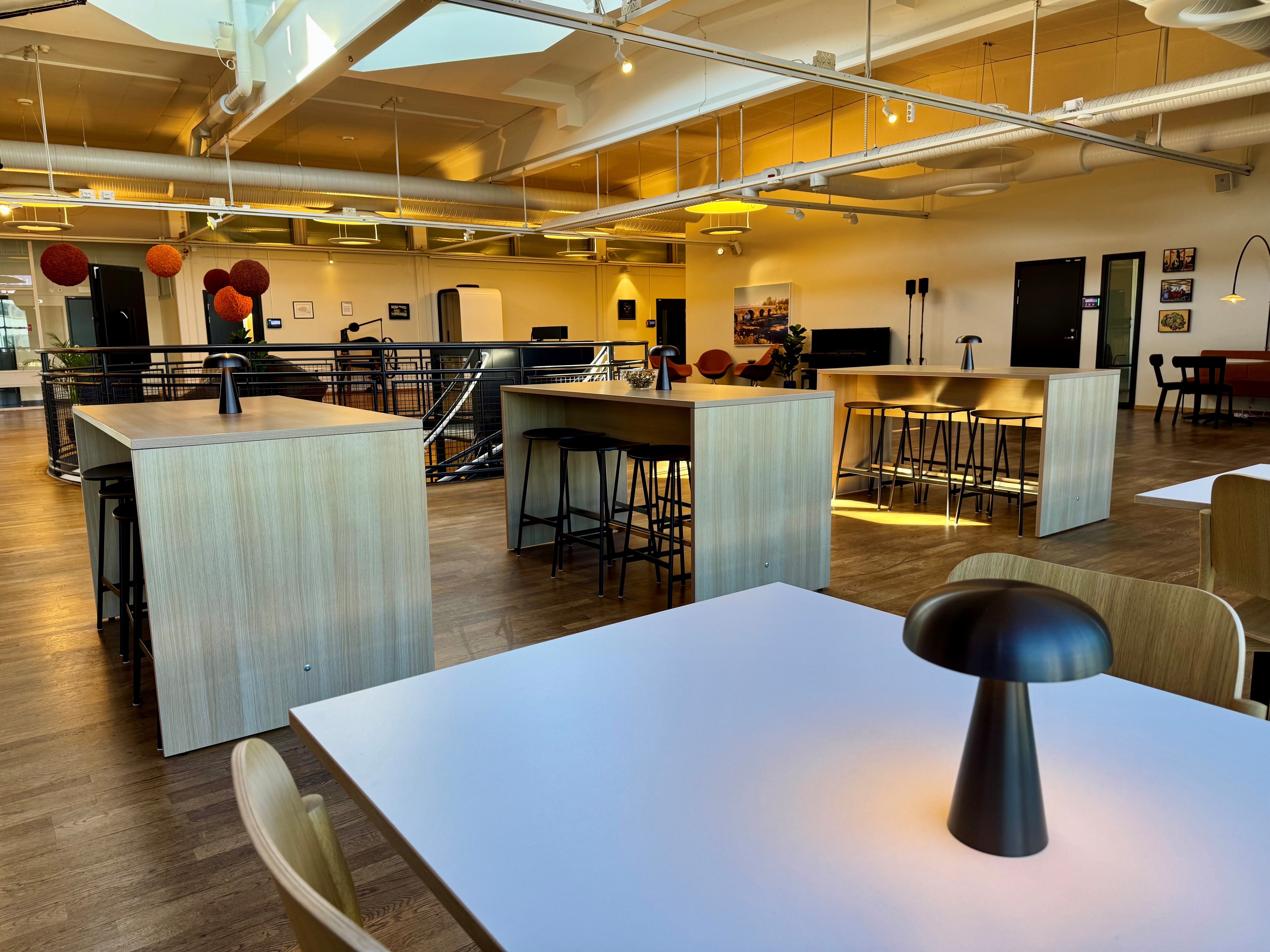 Cafédel med utsikt mot öppen yta