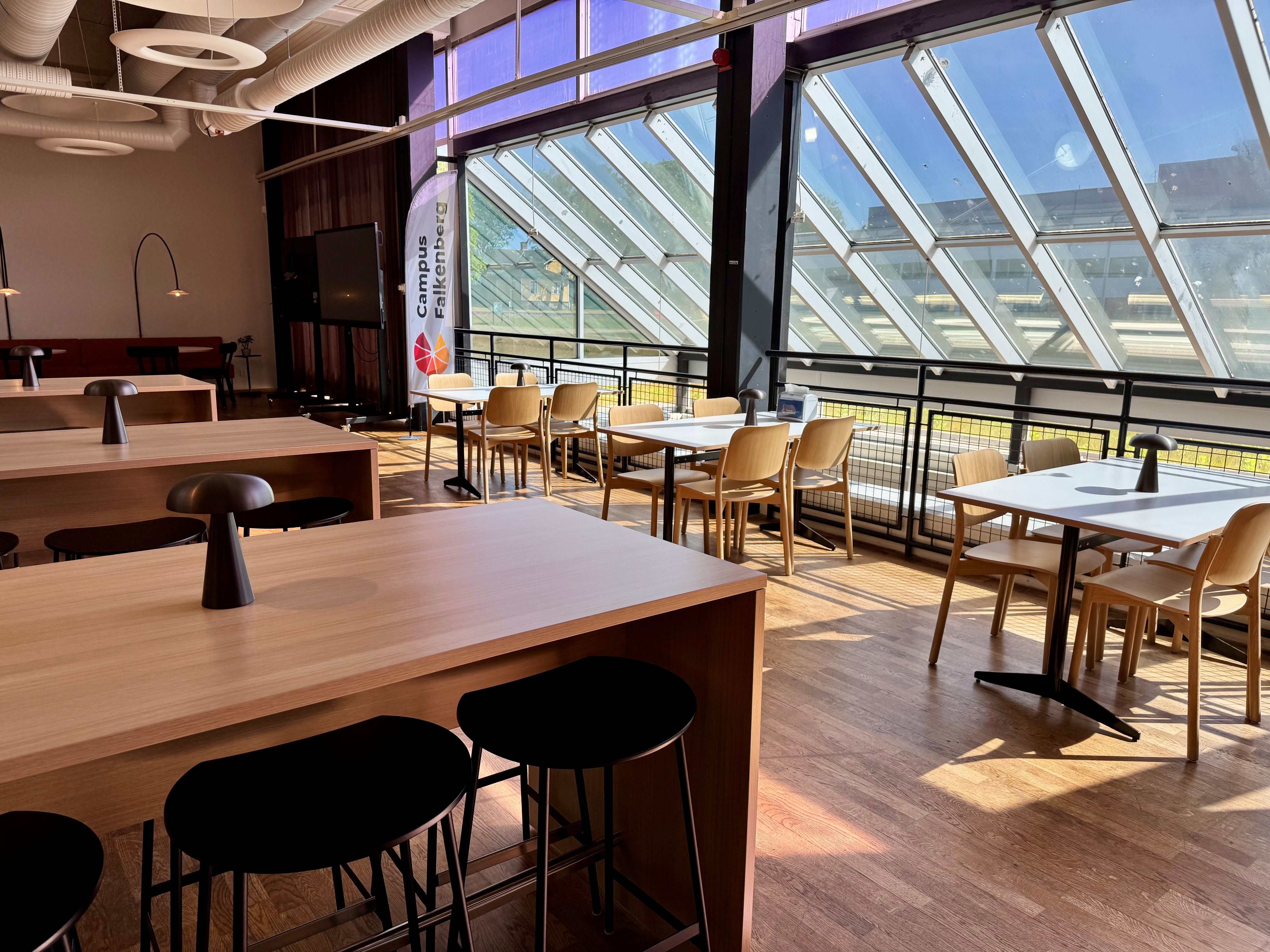 Öppen yta för förtäring, studier och samkväm med stora fönsterpartier