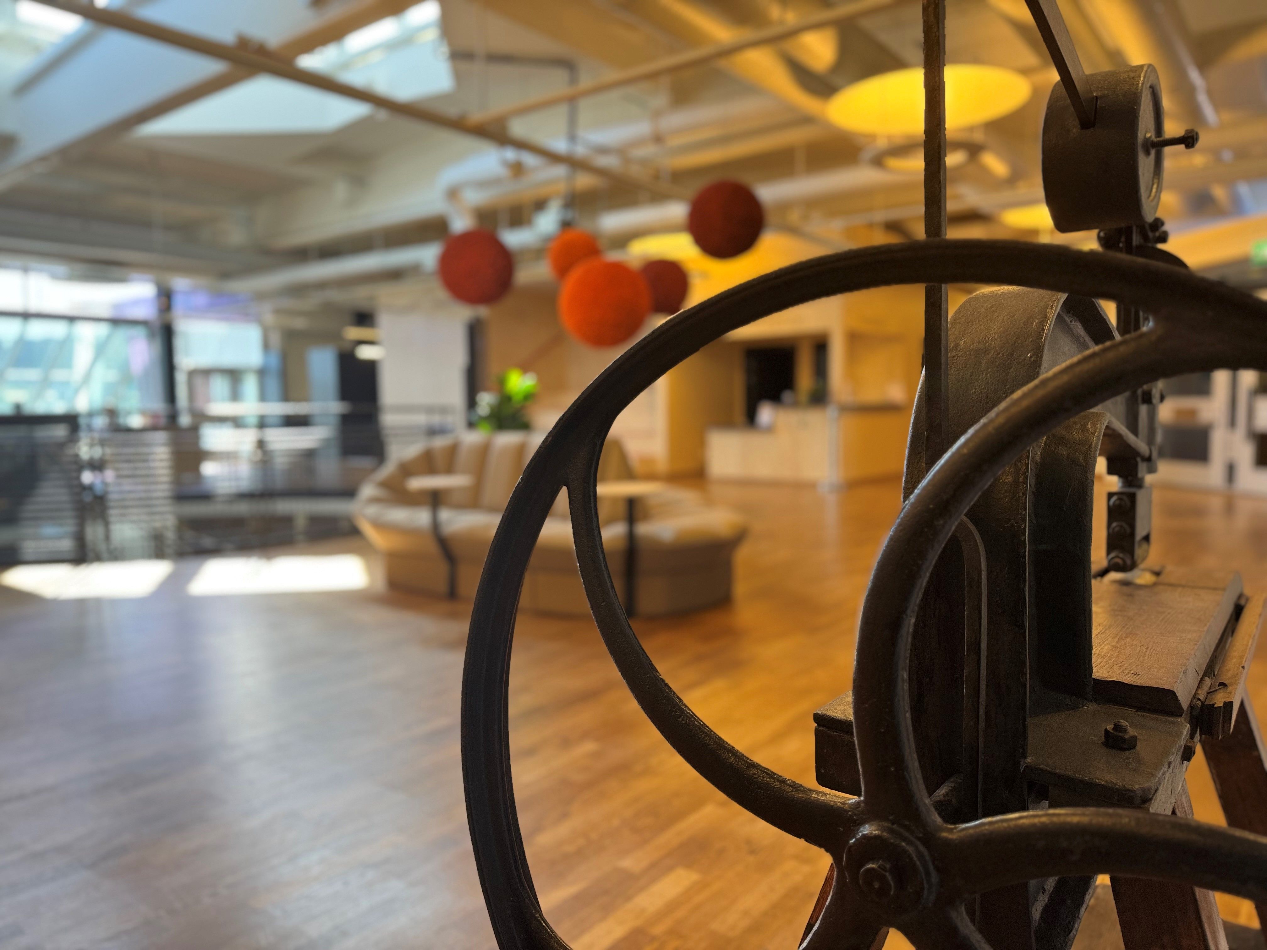 Garvaremaskin med campus öppna yta i bakgrunden