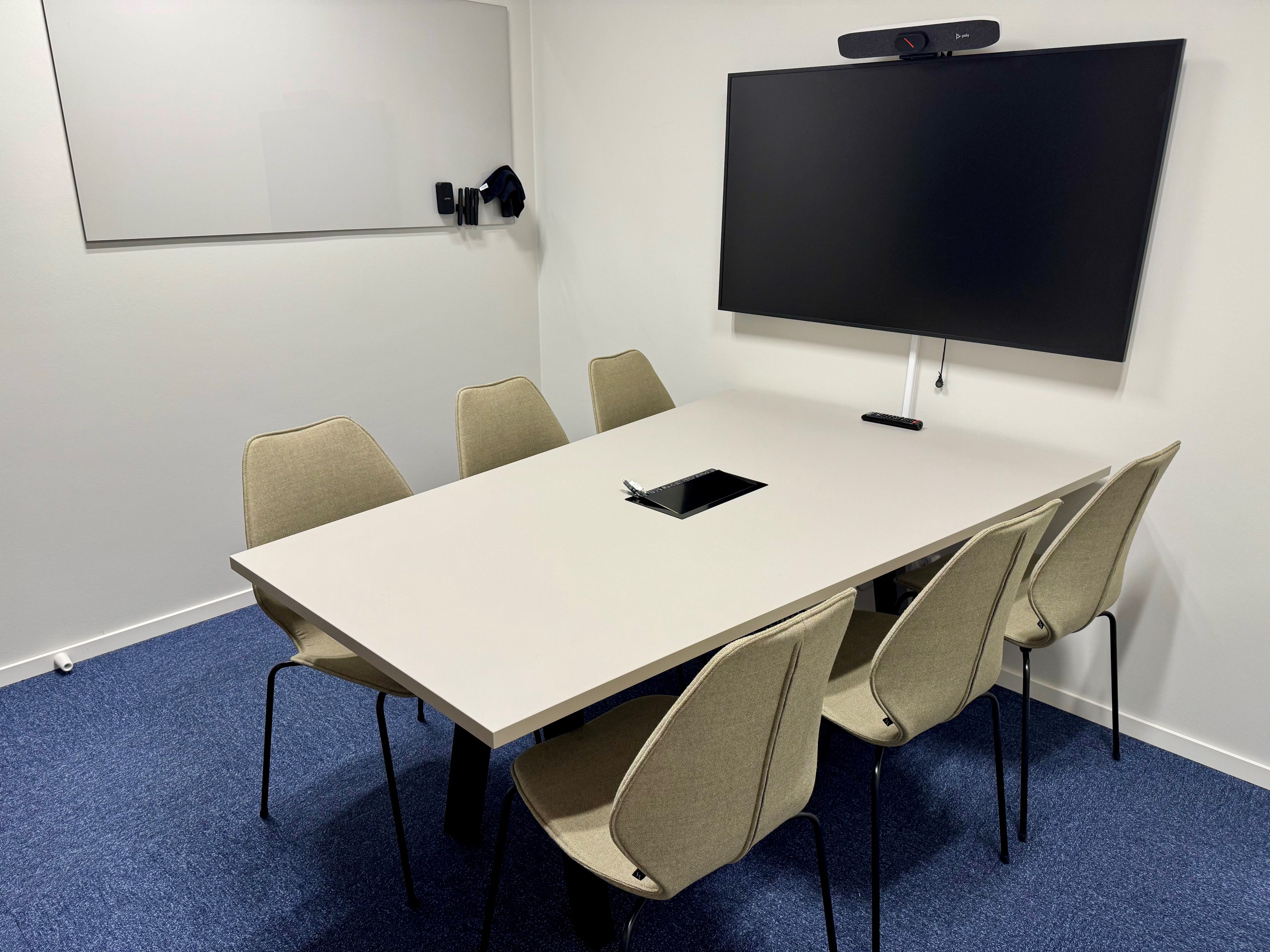 Studio med plats för sex personer, med distansteknik och whiteboardtavla
